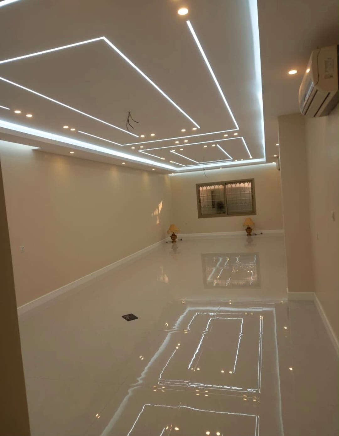 بعد — الصالة مكتملة بسقف جبس وإطارات إضاءة LED — سند المظفري الرياض